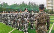  細雨潤壯志 熱血鑄軍魂——機電工程系軍訓連隊冒雨堅持訓練展現昂揚風貌